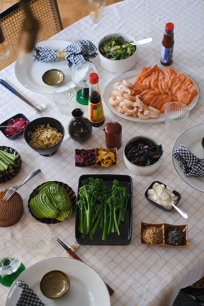 Poyezdda bir qizni josuslik qilishmoqda